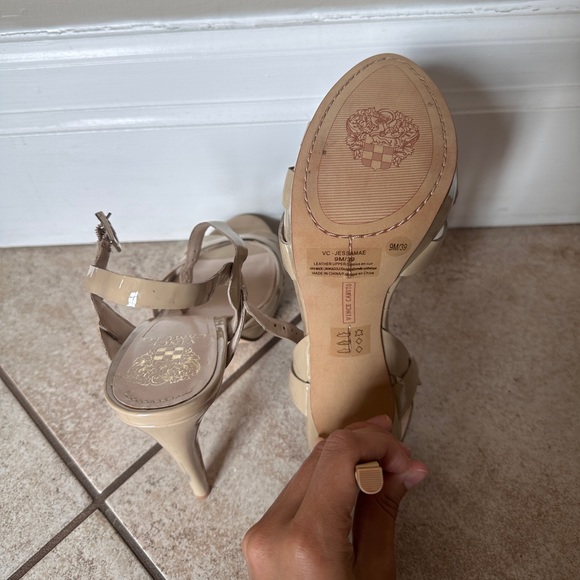 VINCE CAMUTO HIGH HEELS - Picture 5 of 6